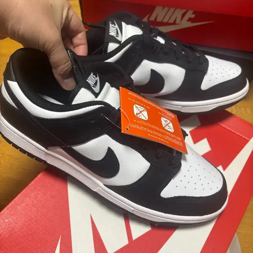 [SOLD OUT] 나이키 덩크 로우 레트로 블랙 화이트 275 새상품