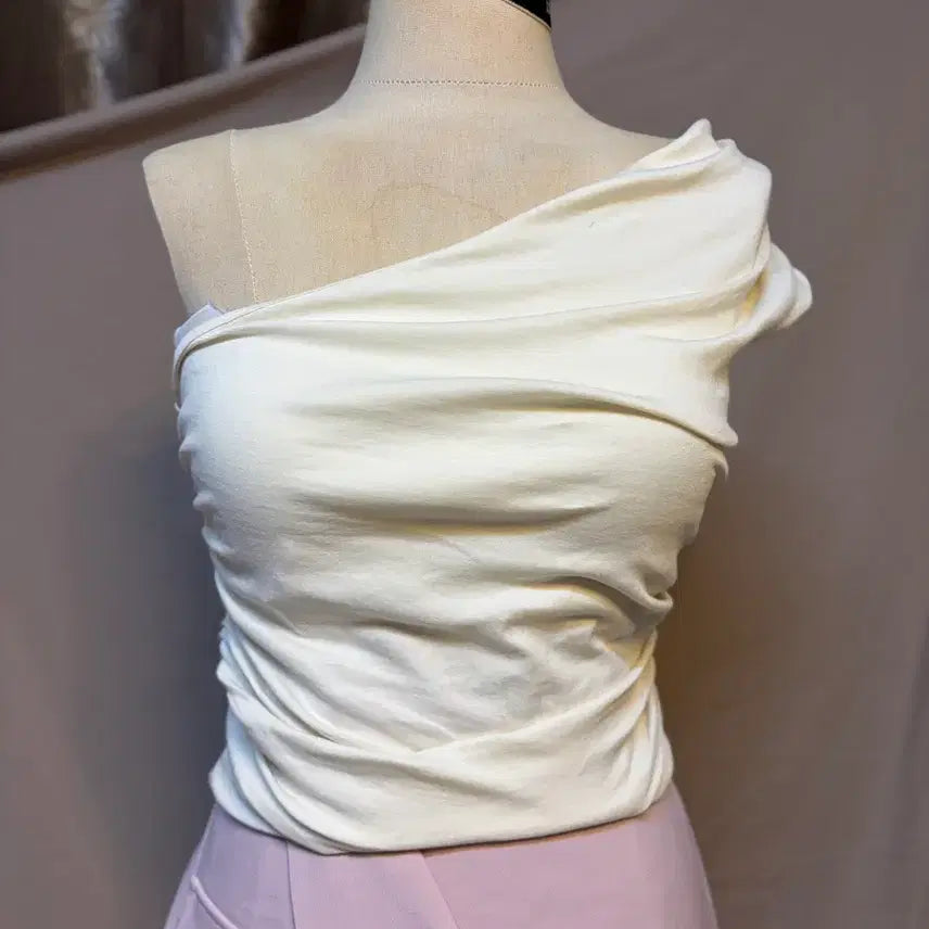 [BUNJANG] Thetis White Shirred Off-Shoulder Blouse / 더티스 화이트 셔링 오프숄더 블라우스(라벨컷)