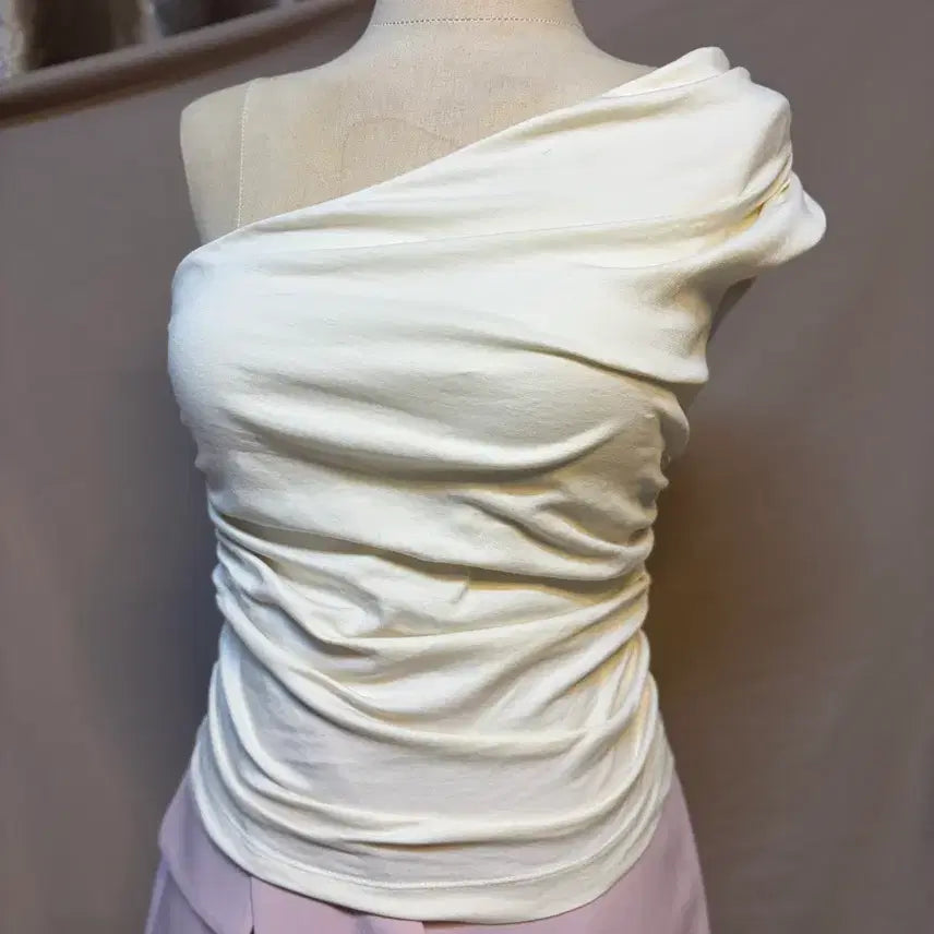 [BUNJANG] Thetis White Shirred Off-Shoulder Blouse / 더티스 화이트 셔링 오프숄더 블라우스(라벨컷)