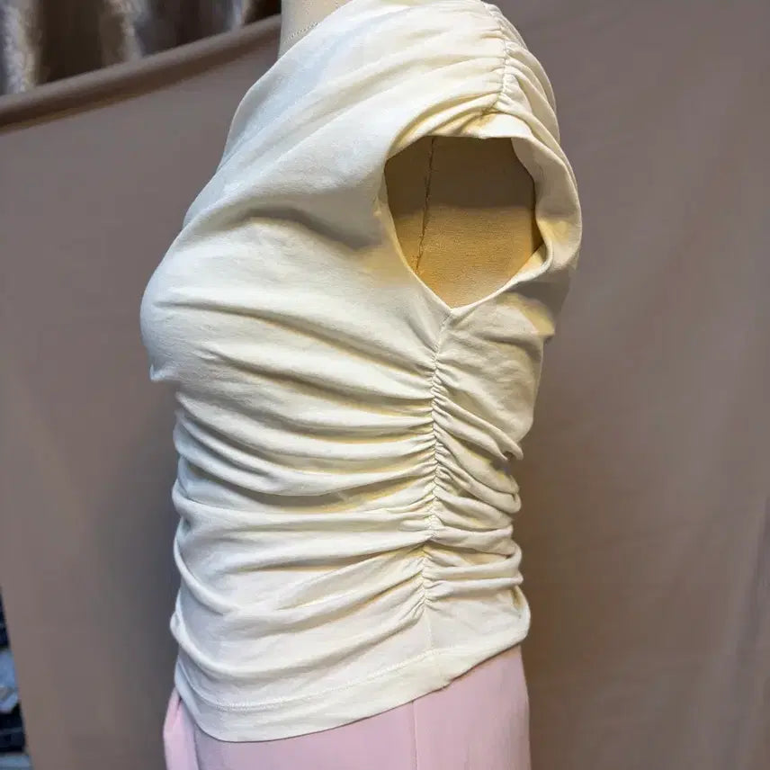 [BUNJANG] Thetis White Shirred Off-Shoulder Blouse / 더티스 화이트 셔링 오프숄더 블라우스(라벨컷)