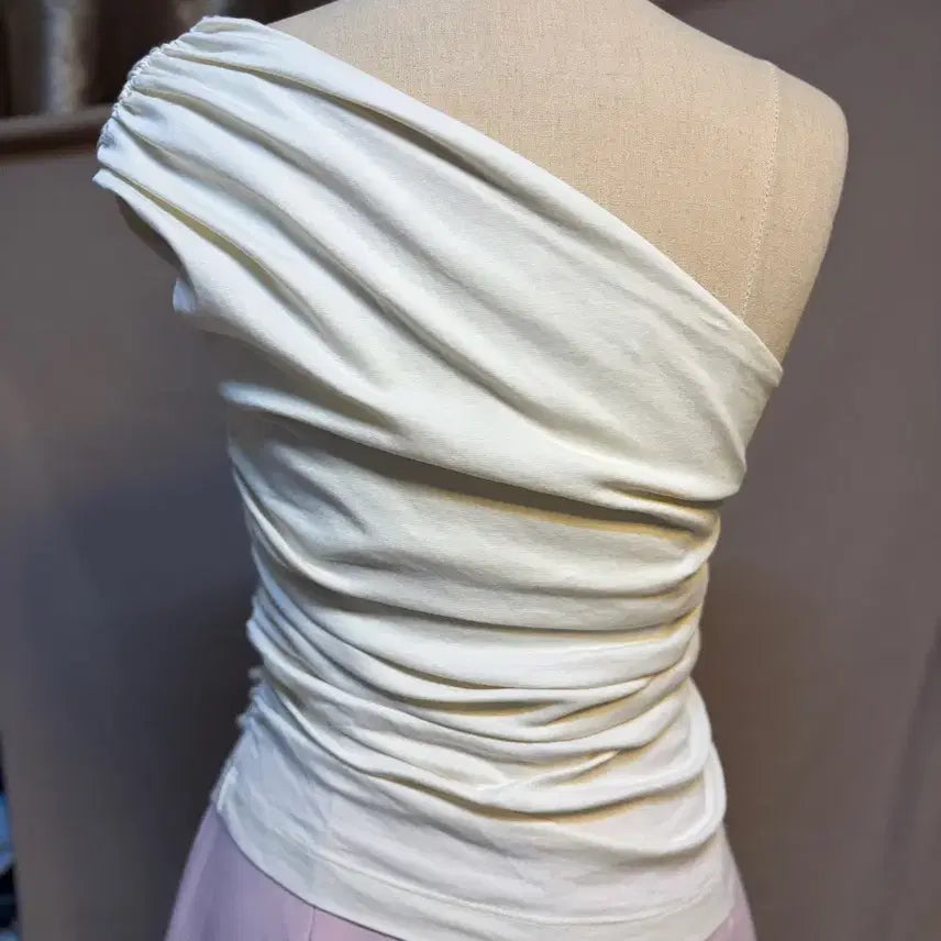 [BUNJANG] Thetis White Shirred Off-Shoulder Blouse / 더티스 화이트 셔링 오프숄더 블라우스(라벨컷)