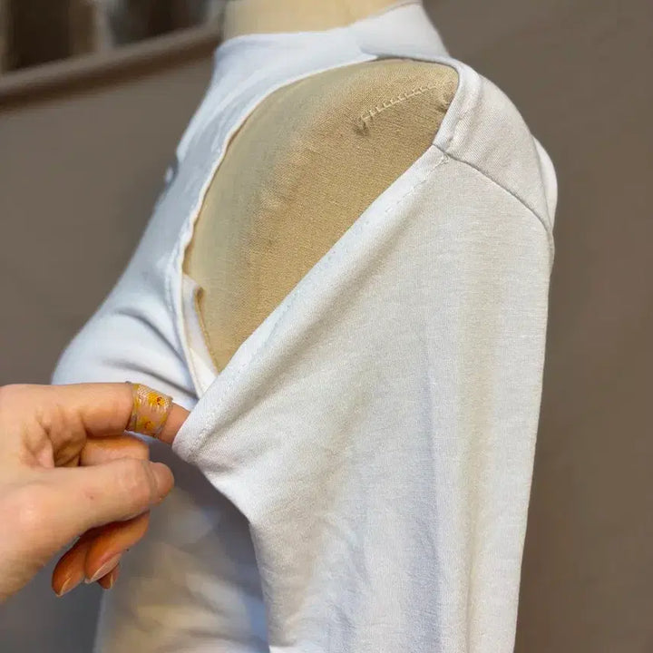 [BUNJANG] White Cutout Long Sleeve T-Shirt / 화이트 컷아웃 긴팔 티셔츠
