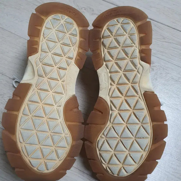 [SOLD OUT] 255 디스커버리 정품 운동화 스니커즈 신발 255사이즈 좋아요