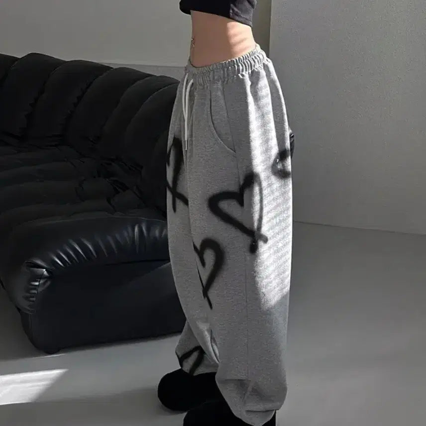 [BUNJANG] Heart Print Gray Training Jogger Pants / 하트 프린팅 회색 트레이닝 조거 팬츠