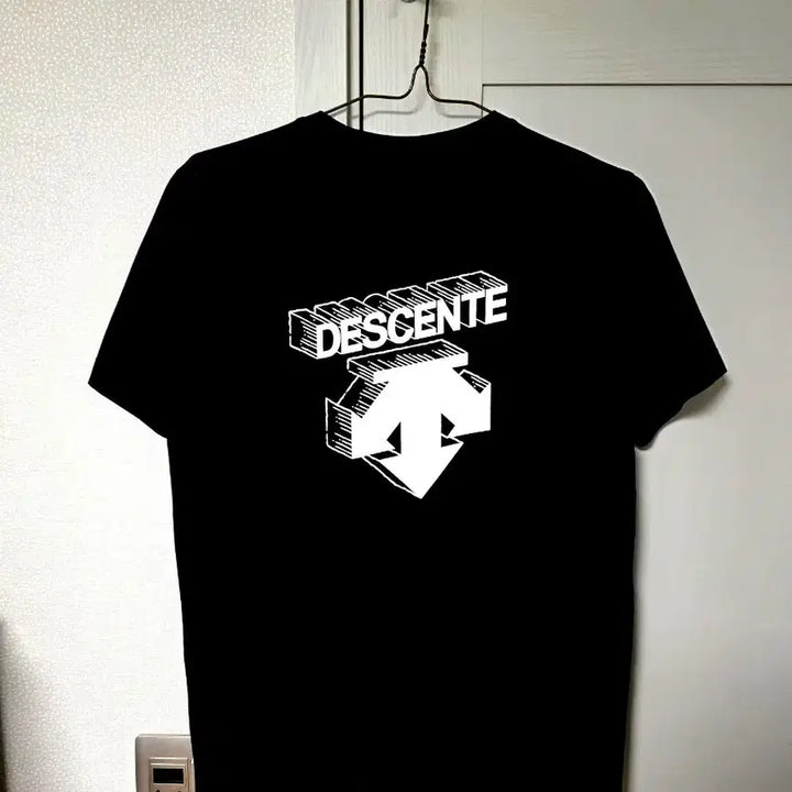 [BUNJANG] Descente Big Logo T-shirt / 데상트 블랙 3D 빅로고 티셔츠