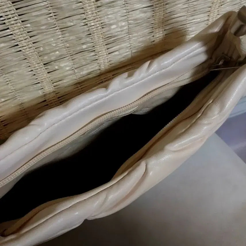 [BUNJANG] Ivory Shirred Shoulder Bag / 아이보리 셔링 숄더백 여성 가방