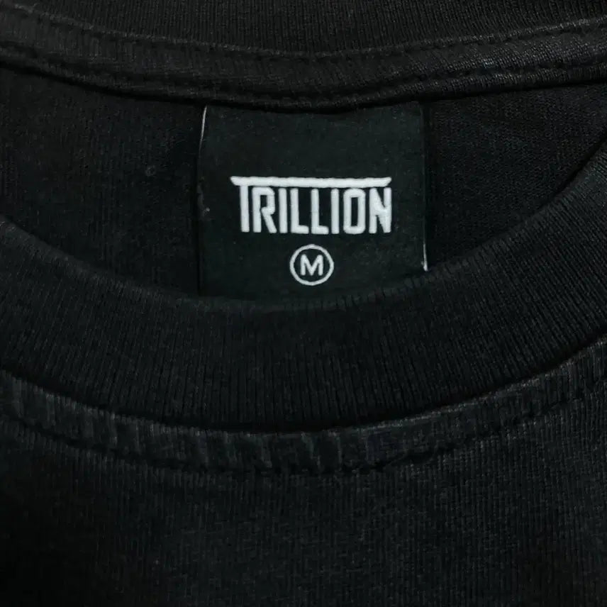 [SOLD OUT] 트릴리온 프린팅 빅로고 블랙 반팔티