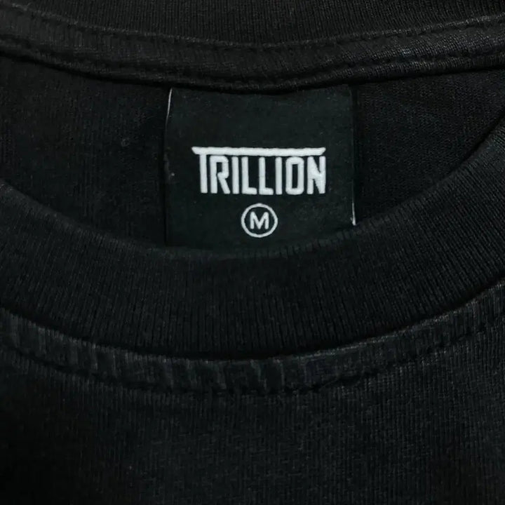 [SOLD OUT] 트릴리온 프린팅 빅로고 블랙 반팔티