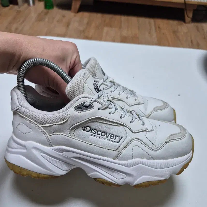 [SOLD OUT] 디스커버리 익스페디션 흰색 운동화 235