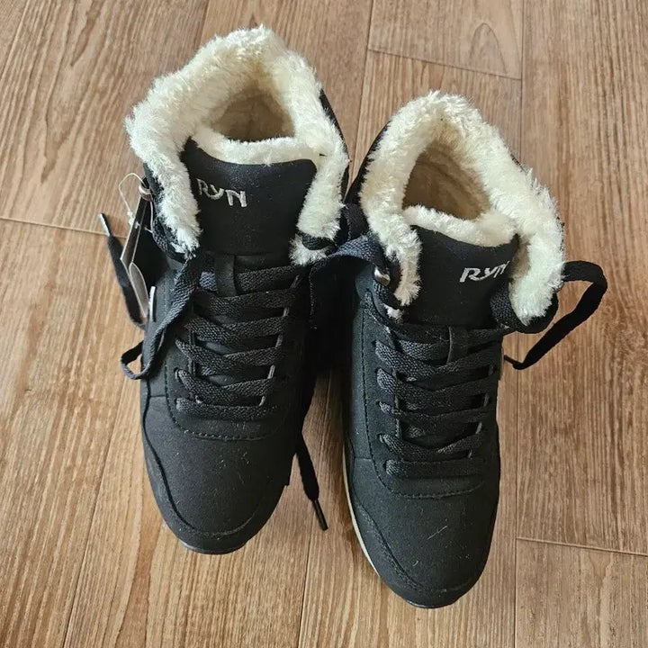 [BUNJANG] RYN Black Fur Sneakers (Size 235) / RYN 블랙 스니커즈 털 운동화(235사이즈) 새상품