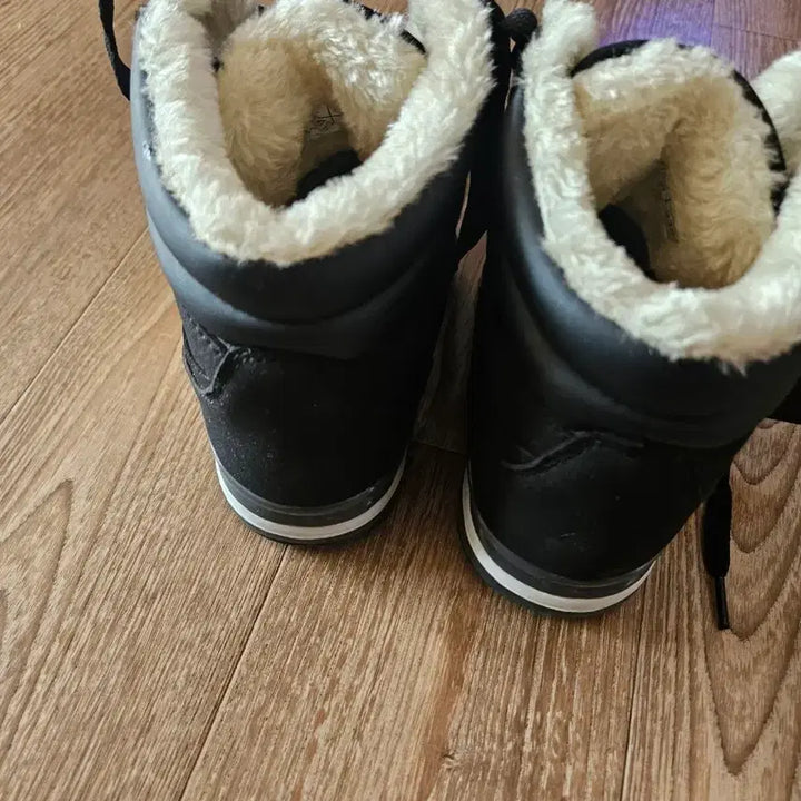 [BUNJANG] RYN Black Fur Sneakers (Size 235) / RYN 블랙 스니커즈 털 운동화(235사이즈) 새상품