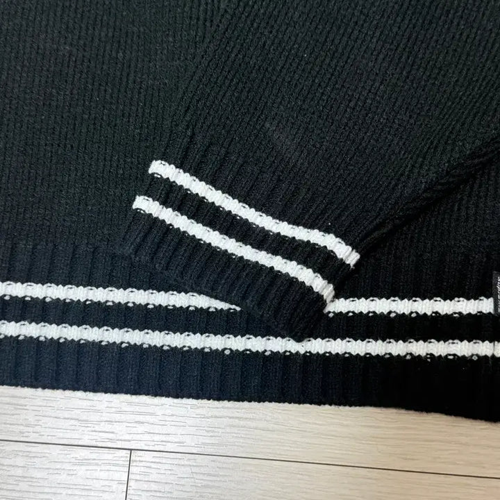 [SOLD OUT] [M] 슈프림 스크립트 스트라이프 하프 집 스웨터 블랙 - 25FW