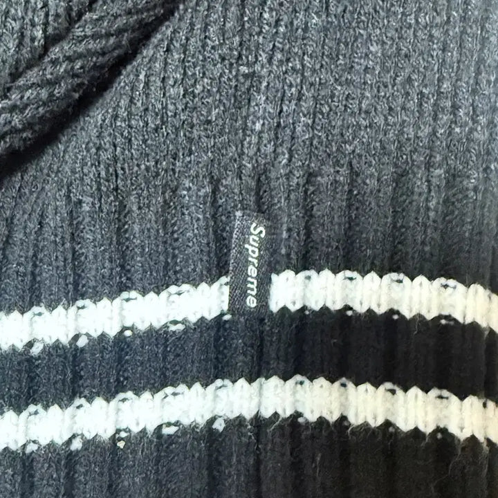 [SOLD OUT] [M] 슈프림 스크립트 스트라이프 하프 집 스웨터 블랙 - 25FW