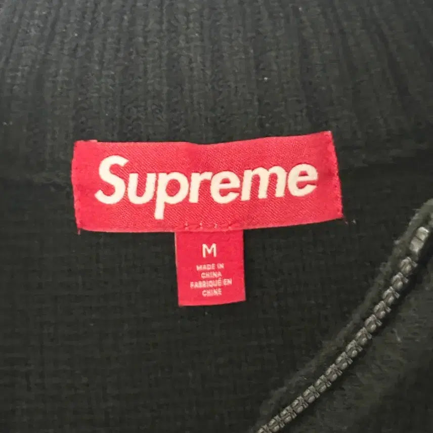 [SOLD OUT] [M] 슈프림 스크립트 스트라이프 하프 집 스웨터 블랙 - 25FW
