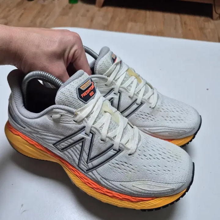 [SOLD OUT] 뉴발란스 860 운동화 오렌지/화이트260