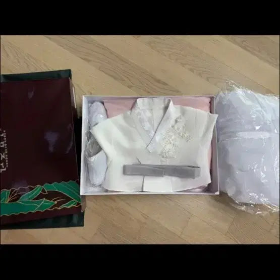 [BUNJANG] Custom Embroidered Hanbok Set / 맞춤 자수 여자 한복 세트 핑크 치마 새상품