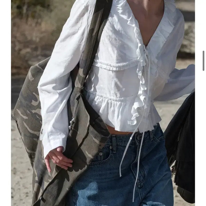 [BUNJANG] LOW CLASSIC Ruffle Blouse / 로우클래식 러플 블라우스