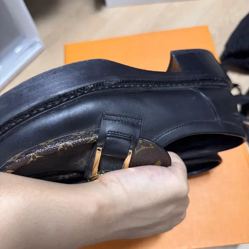 [SOLD OUT] 루이비통 아카데미 로퍼