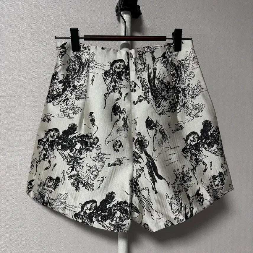 [BUNJANG] Dior Ivory Black Pattern Shorts / 디올 반바지(아이보리 바탕에 블랙 무늬)