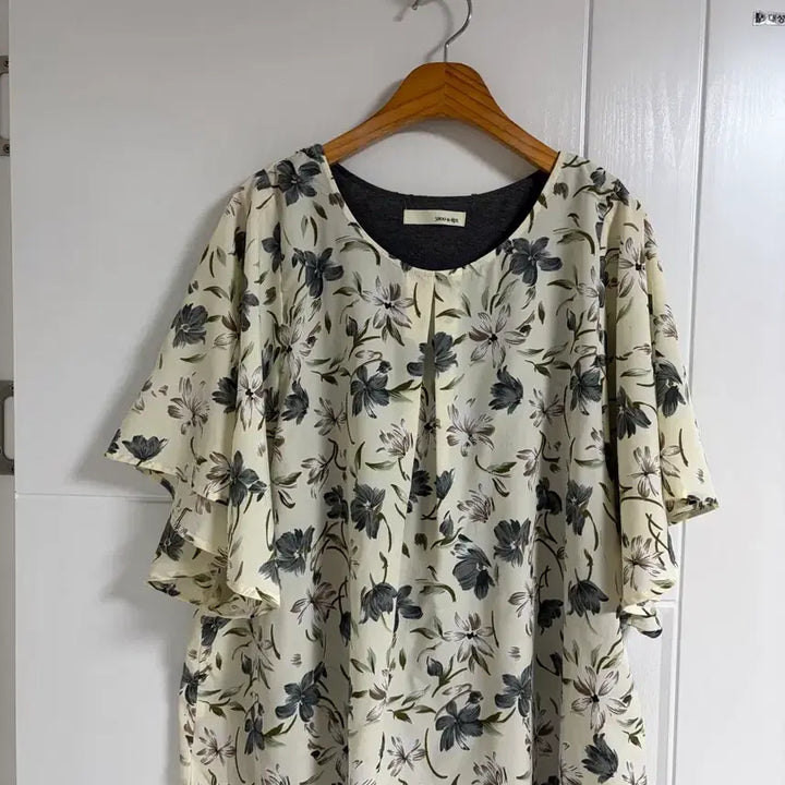 [BUNJANG] Japanese Import Vintage Floral Sleeveless Blouse / (일본 수입 빈티지)블라우스 티셔츠 반팔 꽃 나시 일체형 L