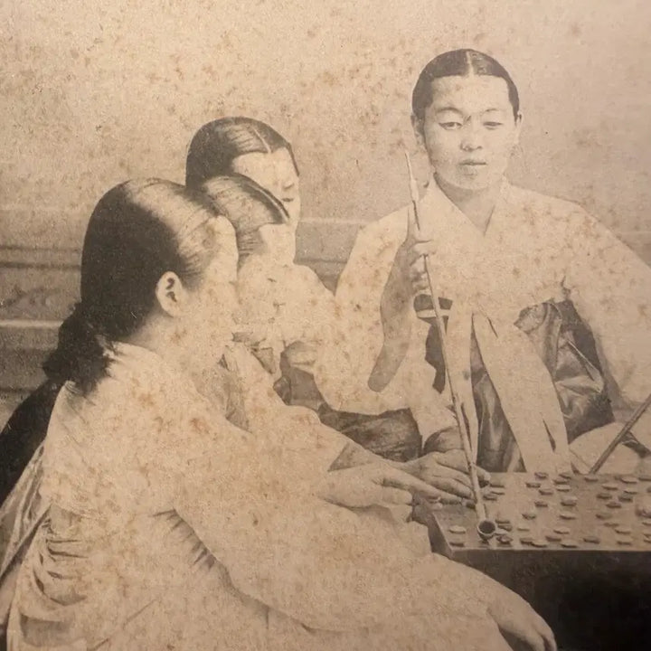 [BUNJANG] Korean Empire Era, Korean Singing Girls Playing Baduk Postcard / 1905년 - 대한제국기 기생 - 바둑 풍경 - 한국출판협회 발행 태극기