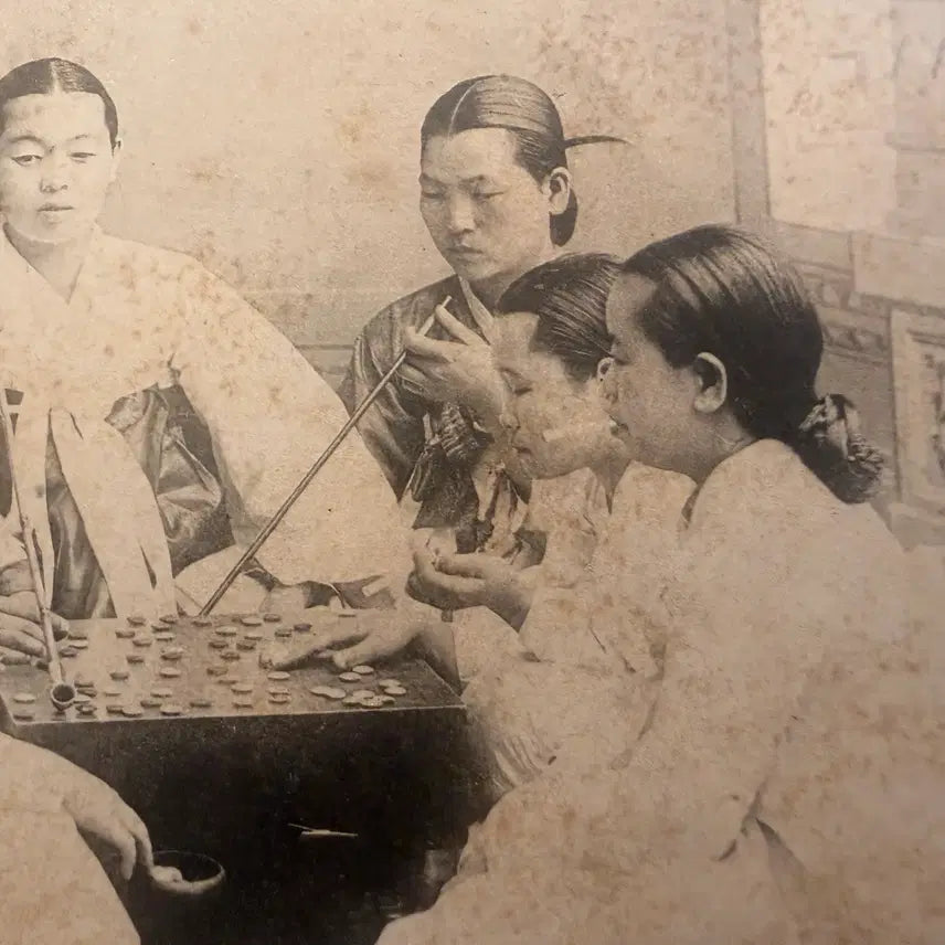 [BUNJANG] Korean Empire Era, Korean Singing Girls Playing Baduk Postcard / 1905년 - 대한제국기 기생 - 바둑 풍경 - 한국출판협회 발행 태극기