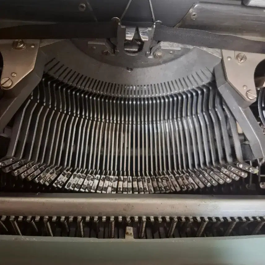 [BUNJANG] Olivetti Underwood Studio 44 English Typewriter / 올리베티 언더우드 영문타자기 스튜디오 44