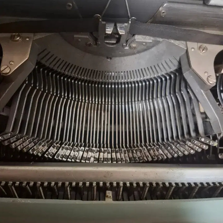 [BUNJANG] Olivetti Underwood Studio 44 English Typewriter / 올리베티 언더우드 영문타자기 스튜디오 44