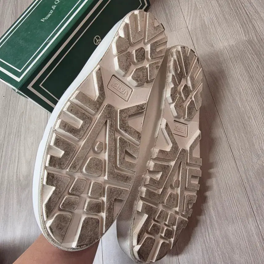 [BUNJANG] Vans Museum of Peace &amp; Quiet Collaboration Sneakers (290) / 반스 뮤지엄오브피스앤콰이엇 콜라보 스니커즈(290)