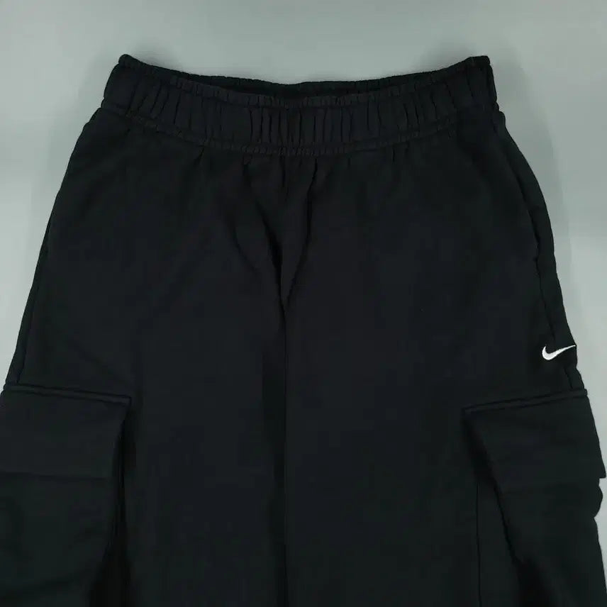 [BUNJANG] Nike Black White Swoosh Logo Wide-Fit Sweatpants / 나이키 블랙 화이트 스우시 로고 밴딩 카고포켓 와이드핏 스웻팬츠 트레이닝