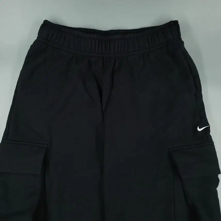[BUNJANG] Nike Black White Swoosh Logo Wide-Fit Sweatpants / 나이키 블랙 화이트 스우시 로고 밴딩 카고포켓 와이드핏 스웻팬츠 트레이닝