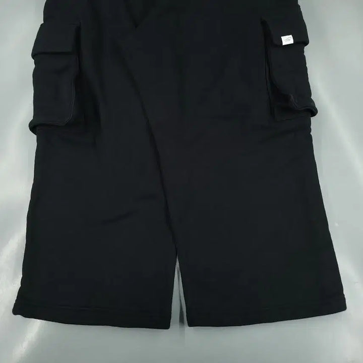 [BUNJANG] Nike Black White Swoosh Logo Wide-Fit Sweatpants / 나이키 블랙 화이트 스우시 로고 밴딩 카고포켓 와이드핏 스웻팬츠 트레이닝