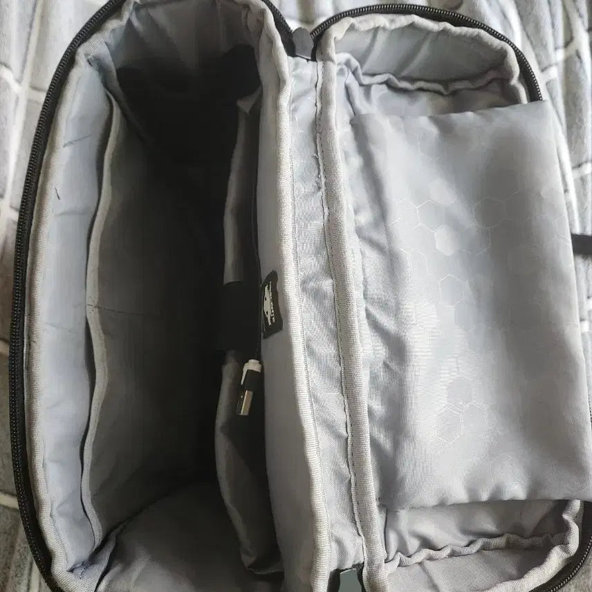 [BUNJANG] Descente Dark Gray Backpack / [F]데상트다크그레이 백팩 가방