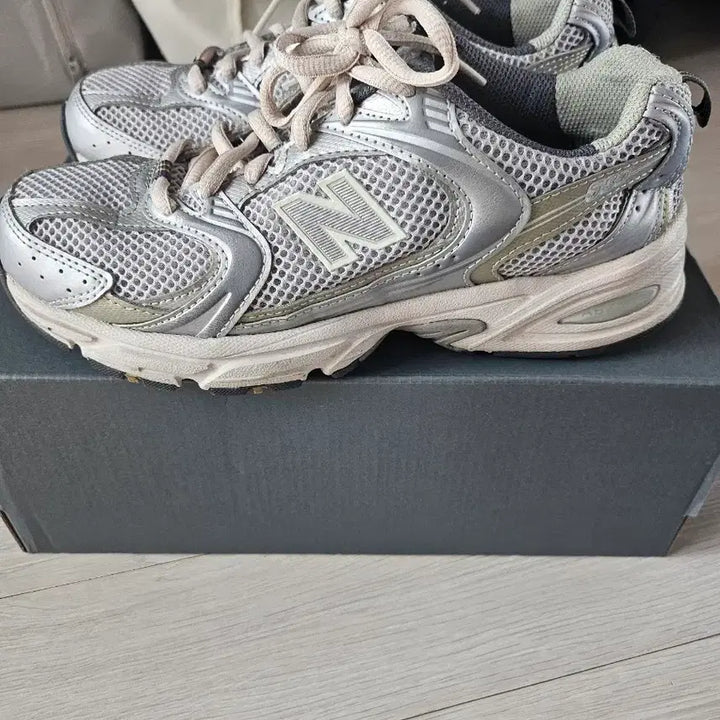 [BUNJANG] New Balance 530 Sneakers / 뉴발란스 530 235