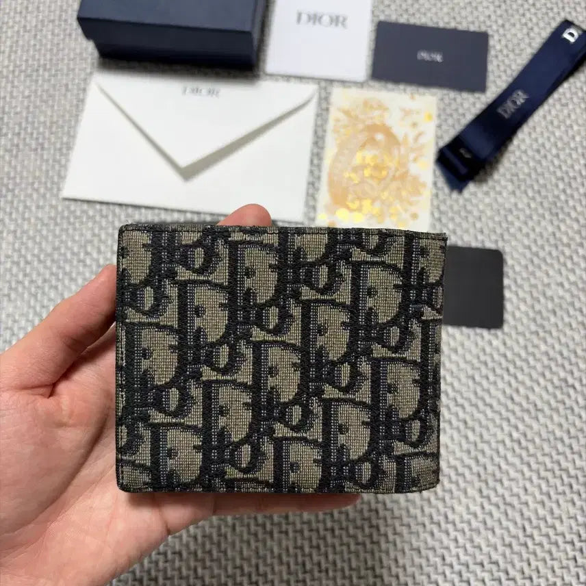 [SOLD OUT] [ A+급 / 정품 ] 디올 24SS 컴팩트 오블리크 반지갑 베이지