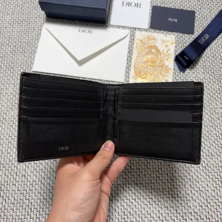 [SOLD OUT] [ A+급 / 정품 ] 디올 24SS 컴팩트 오블리크 반지갑 베이지