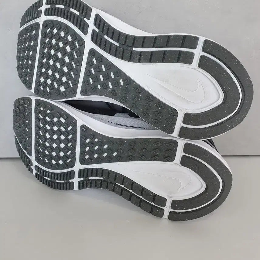 [SOLD OUT] 나이키 에어 줌 스트럭처 25 블랙 아이언 그레이(265)