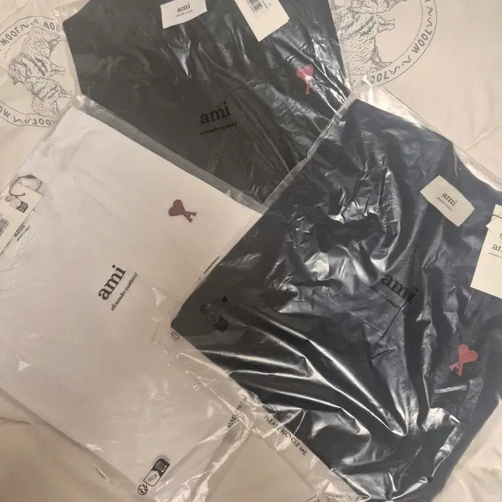 [BUNJANG] Ami Small Heart T-shirt / 아미 스몰하트 반팔티