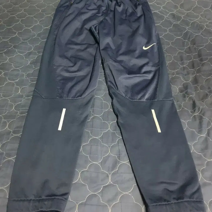 [BUNJANG] Nike Shield Solo Swoosh Woven Jogger Pants (Navy, M) / 나이키 쉴드 솔로스우시 밑단집업 우븐 조거팬츠 네이비 (M)