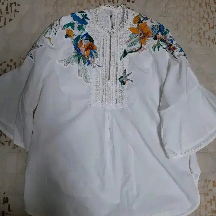 [BUNJANG] TIME White Flower Embroidered Blouse / [한섬] TIME 화이트 플라워 자수 블라우스 Free
