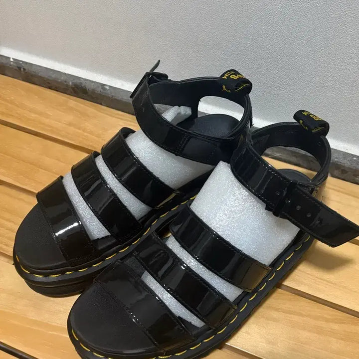 [BUNJANG] Dr. Martens Clarissa Patent Leather Sandals / 닥터마틴 샌들 클라리사 유광