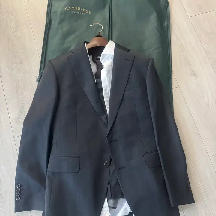 [BUNJANG] Cambridge Members Suit Set / 캠브리지 멤버스 정장 + 수트 케이스