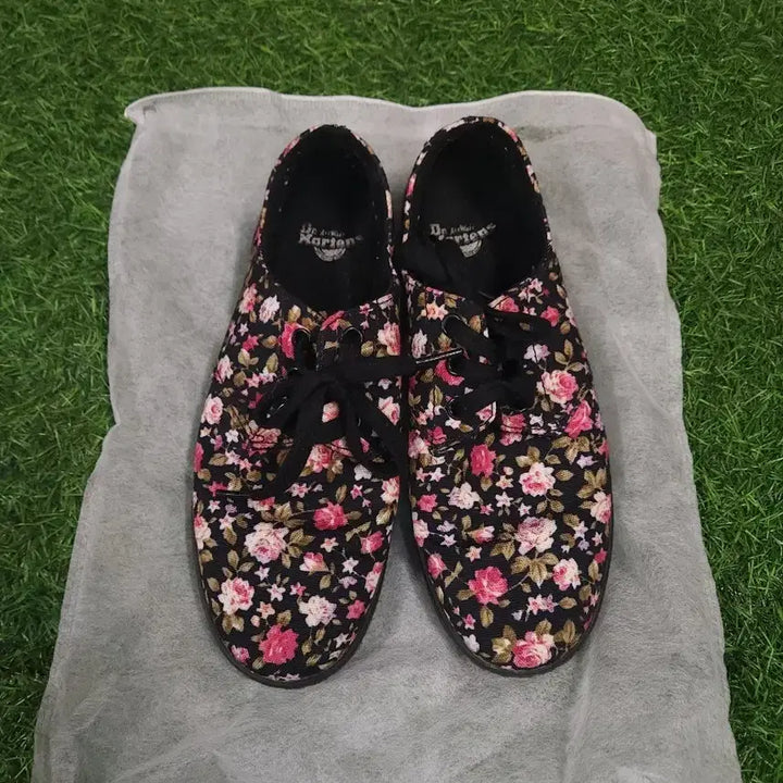 [BUNJANG] Dr. Martens Floral Printed Sneakers / 닥터마틴 플라워 프린팅 스니커즈