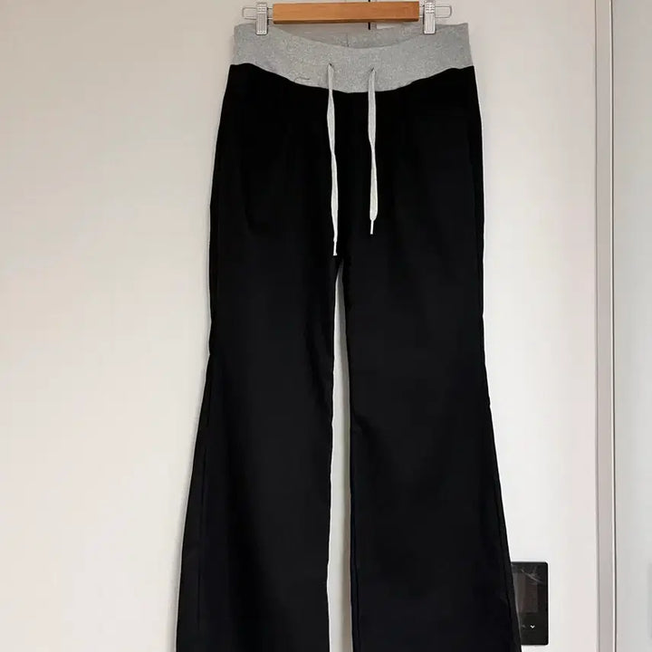 [SOLD OUT] 블랙 부츠컷 트레이닝 팬츠(새상품)