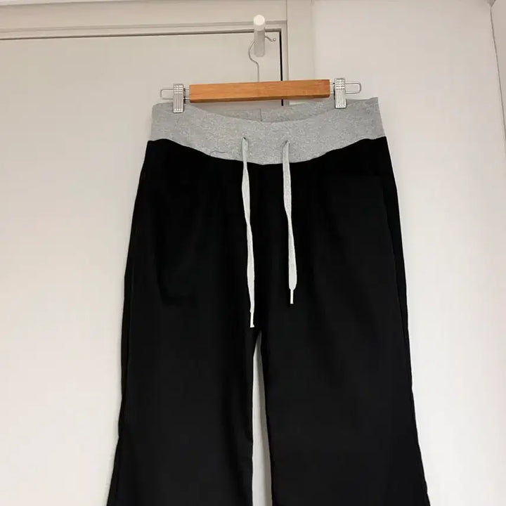[SOLD OUT] 블랙 부츠컷 트레이닝 팬츠(새상품)