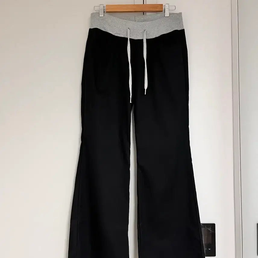 [SOLD OUT] 블랙 부츠컷 트레이닝 팬츠(새상품)