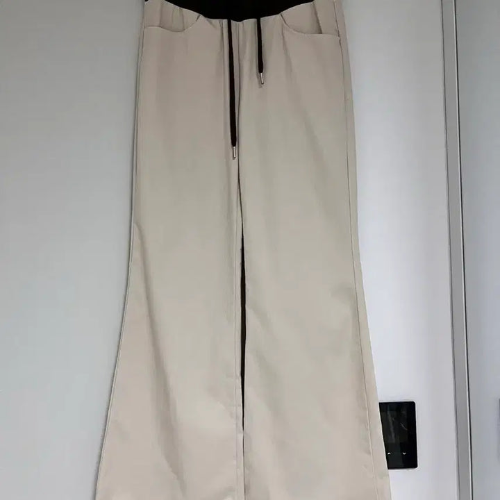 [SOLD OUT] 베이지 부츠컷 트레이닝 팬츠(새상품)