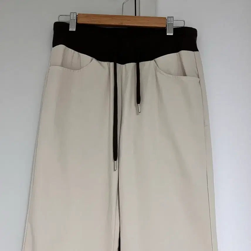 [SOLD OUT] 베이지 부츠컷 트레이닝 팬츠(새상품)