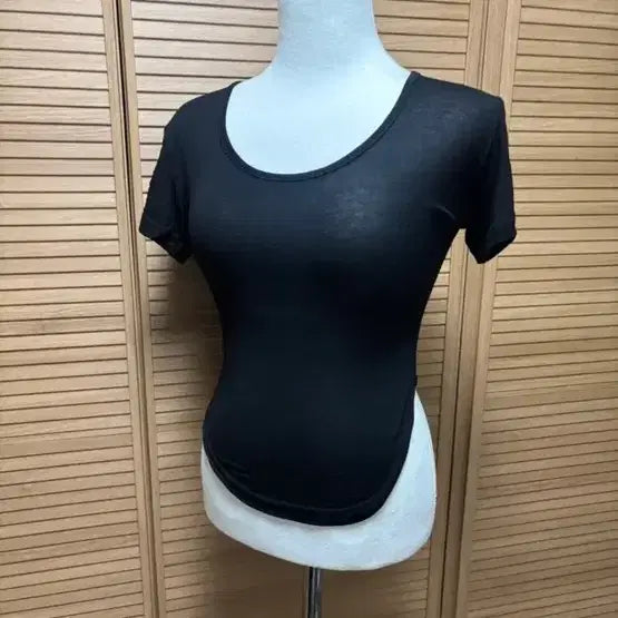 [BUNJANG] Black Round Neck T-Shirt Slim Fit / 블랙 라운드넥 반팔 티셔츠 허리얇아보이는 수입의류 굴림티