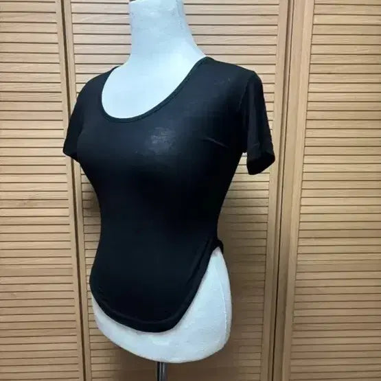 [BUNJANG] Black Round Neck T-Shirt Slim Fit / 블랙 라운드넥 반팔 티셔츠 허리얇아보이는 수입의류 굴림티